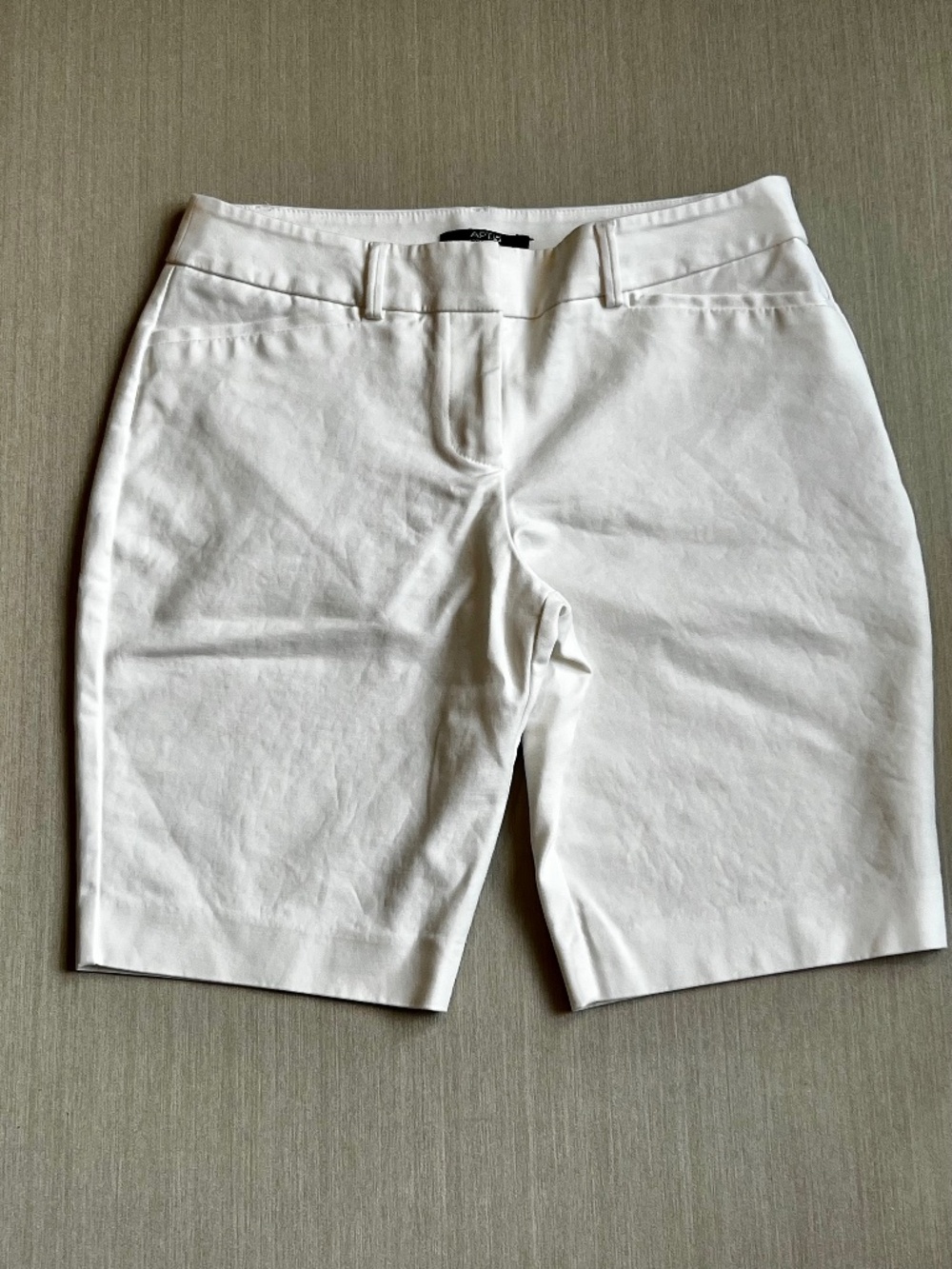 Apt 9 White Mid Rise Modern Fit Bermuda Shorts Size 4